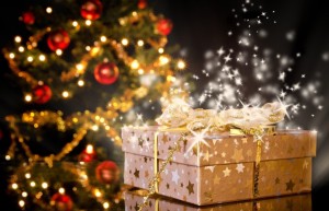 Традиция дарить подарки в новый год была положена святителем Николаем. Вот так и появились Дед Мороз и Санта-Клаус.